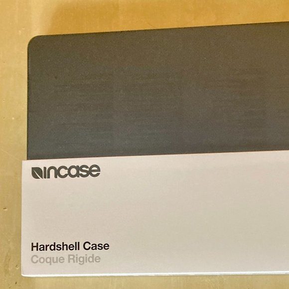 Incase Hardshell Case for 13in MacBook Air 2022 Dots, Black - Picture 6 of 7